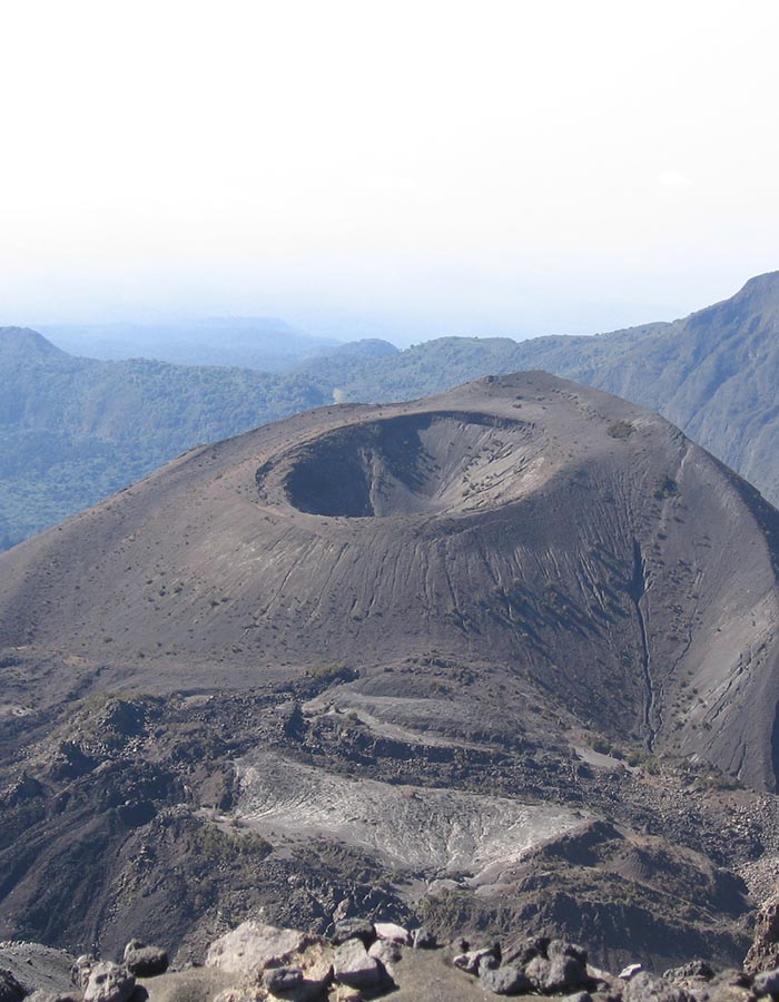 Crater & rim : 4 days mount Meru